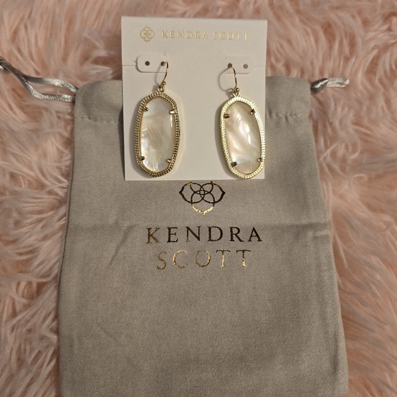 Kendra Scott Elle Gold Drop Earrings in Ivory Pearl. - Picture 7 of 14